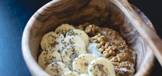 Zdrowa i pożywna owsianka z bananem i orzechami włoskimi